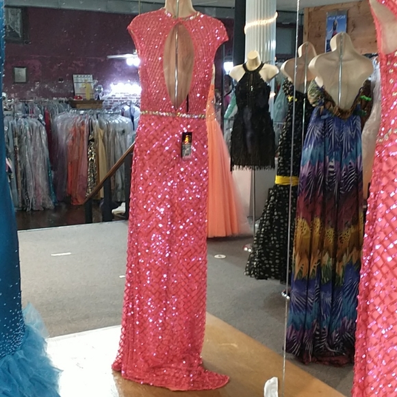 Prom dress - Picture 2 of 6